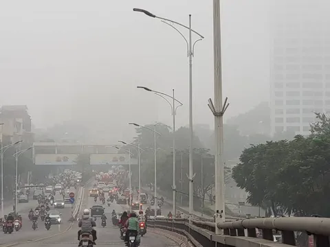 Hà Nội chìm trong sương mù, ô nhiễm không khí tăng cao